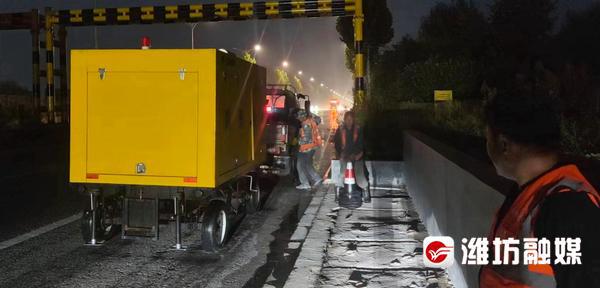 防汛常規(guī)物資中主要包含麻袋吸水膨脹袋,無紡布吸水膨脹袋,防汛沙袋,防汛噸袋,防汛編織袋,雨衣,雨靴,雨傘,彩條布,工兵鏟,十字鎬,八磅錘,應急救生包等。