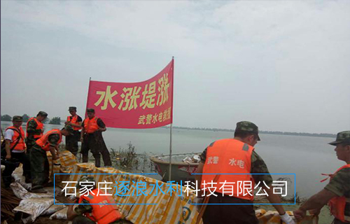 河北沿海地區(qū)，現(xiàn)場為堵水墻建設(shè)工作進(jìn)行中