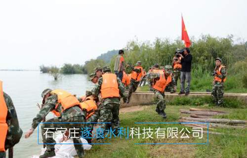 河南黃河沿岸地帶，利用防汛沙袋進(jìn)行擋水工作