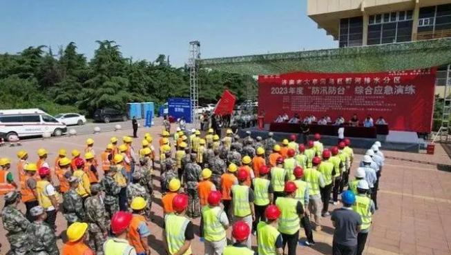 搶筑堤壩,涉水搶險!濟南重點雨污管網改造項目開展防汛演練